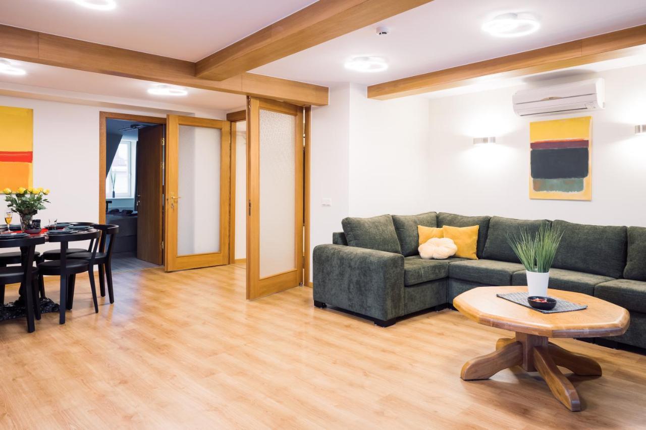 Rothko Apartment/8 Guests/4Bedrooms/Riga Old Town Buitenkant foto